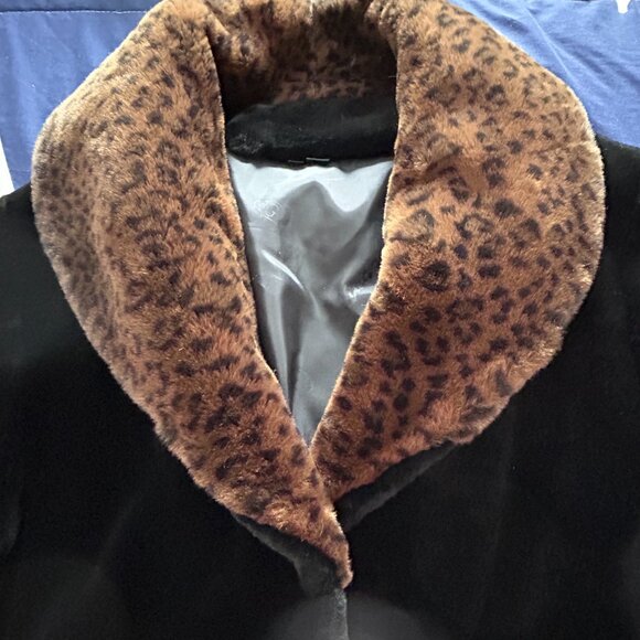 Long coat in premium faux fur. - Picture 2 of 6